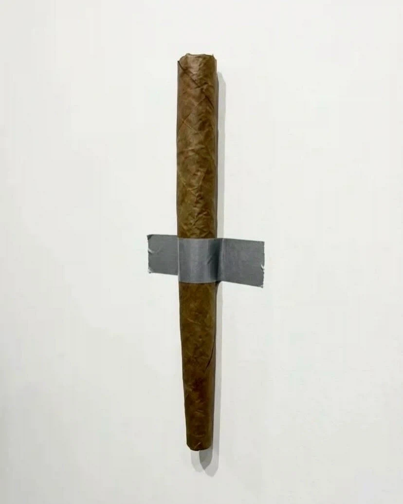 거대 대마초 시가 벽에 붙이고