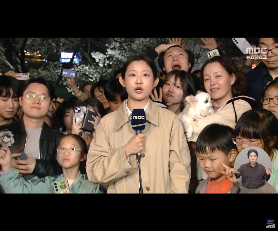 뉴스 보는데 뒤에 뒤에 행인들 ㅋㅋㅋ_1.webp