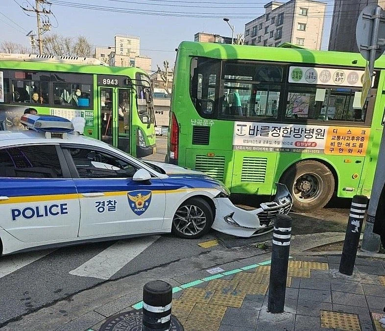 버스 와 경찰차 사고_1.webp