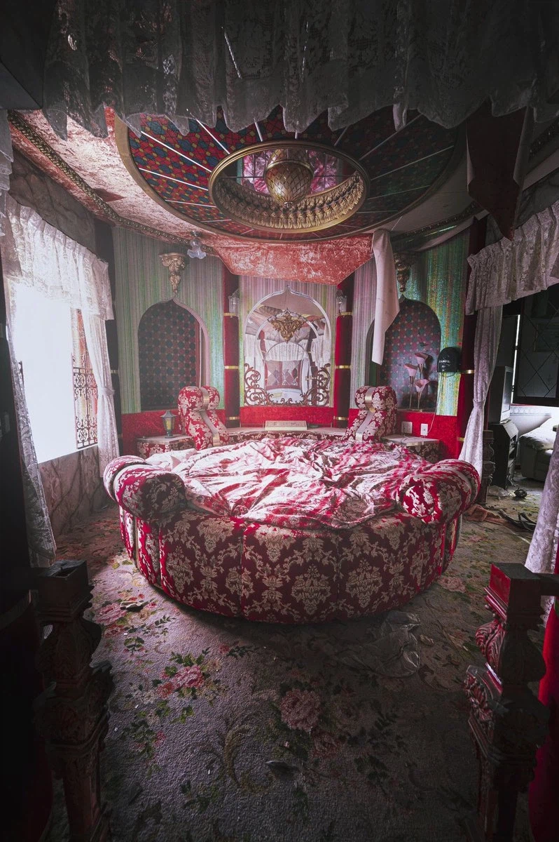 일본, 러브호텔 폐허의 화려한 회전 침대_1.webp