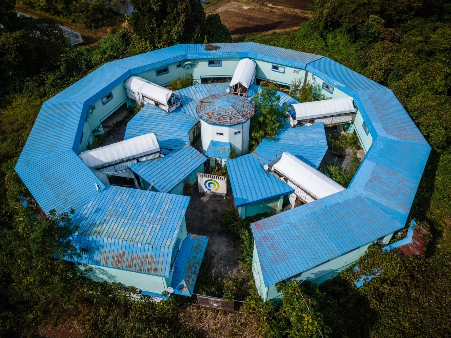 일본, 뭔가 기지처럼 생긴 폐 러브호텔_1.webp