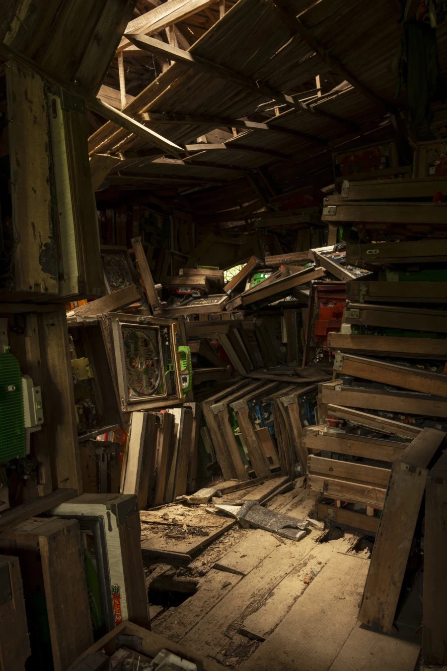 일본, 구식 파칭코 기계가 방치된 산 속 오두막️_1.webp