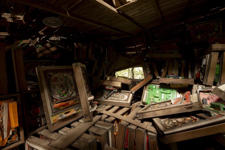 일본, 구식 파칭코 기계가 방치된 산 속 오두막️_2.webp