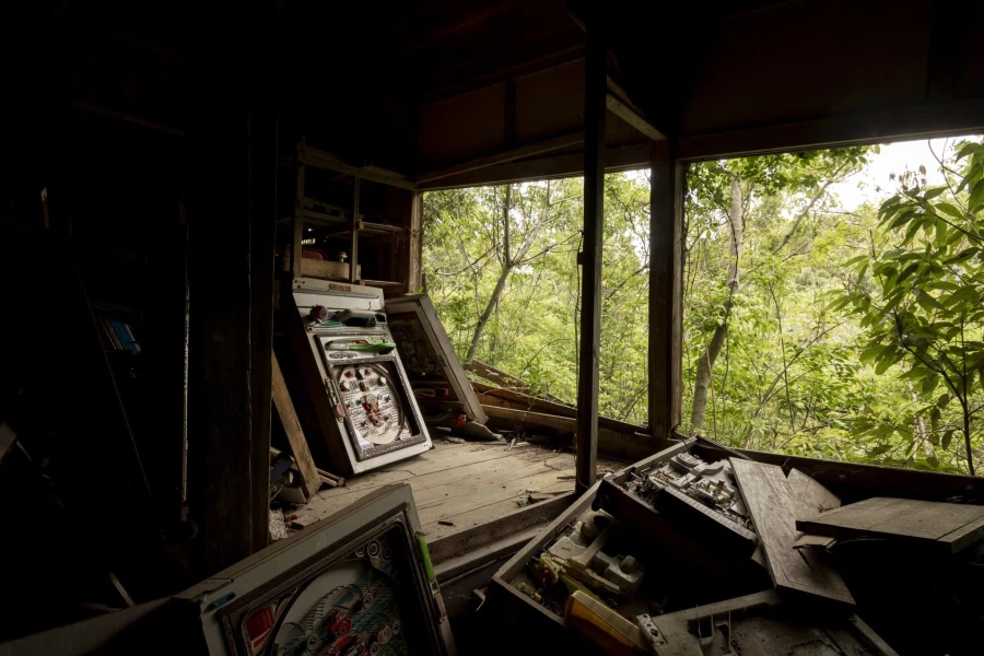 일본, 구식 파칭코 기계가 방치된 산 속 오두막️_3.webp