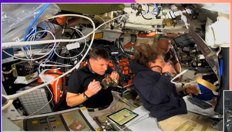 우주에선 중력없어서 튜브로 먹는다는게 상식이었는데_1.webp