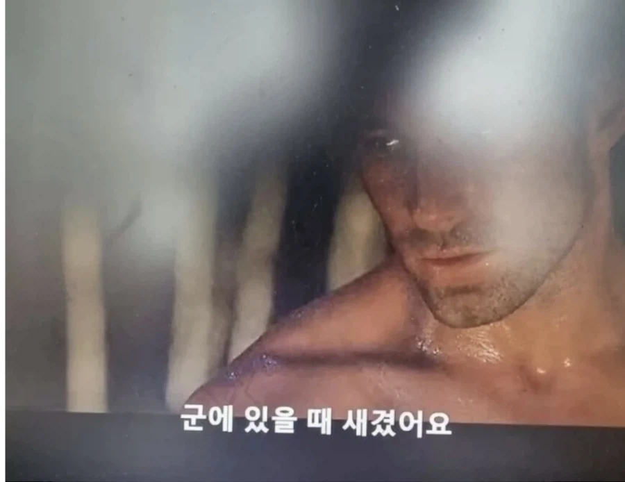 군에 있을 때 새긴 한국어 문신_1.webp