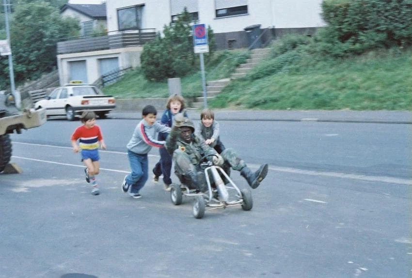 백인 아이들을 부리며 나치 경례를 하는 흑인_1.webp