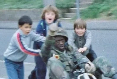 백인 아이들을 부리며 나치 경례를 하는 흑인_2.webp