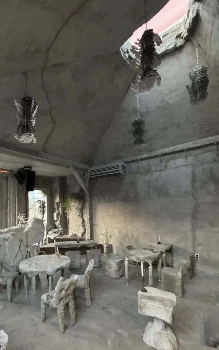 용산에 새로 생긴 브루탈리즘 무드 바.jpg_4.webp