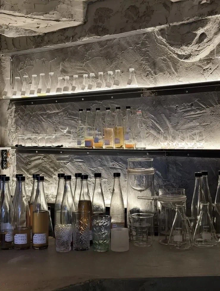 용산에 새로 생긴 브루탈리즘 무드 바.jpg_5.webp