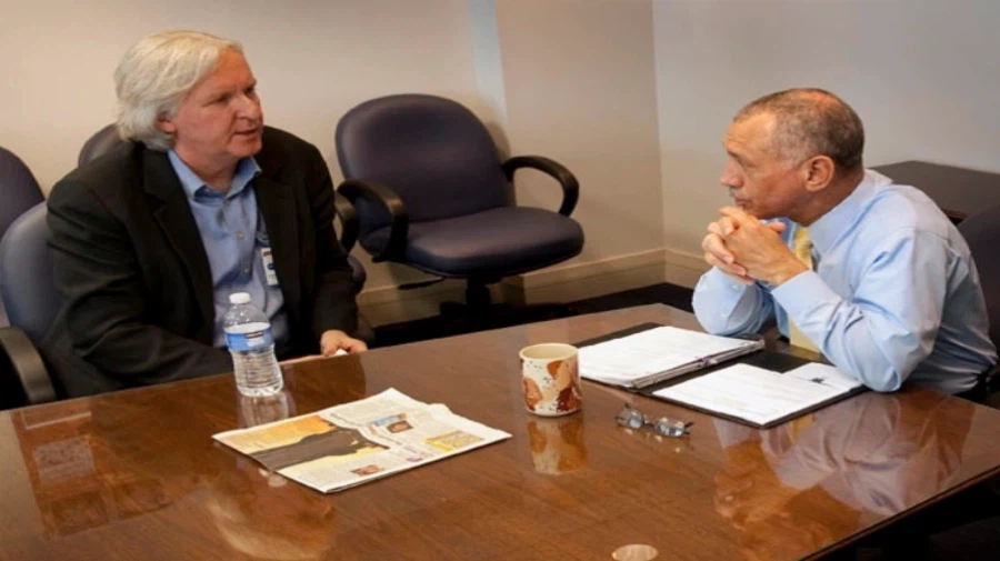 영화) NASA 관계자와 대화를 나누는 제임스 카메론 감독_1.webp