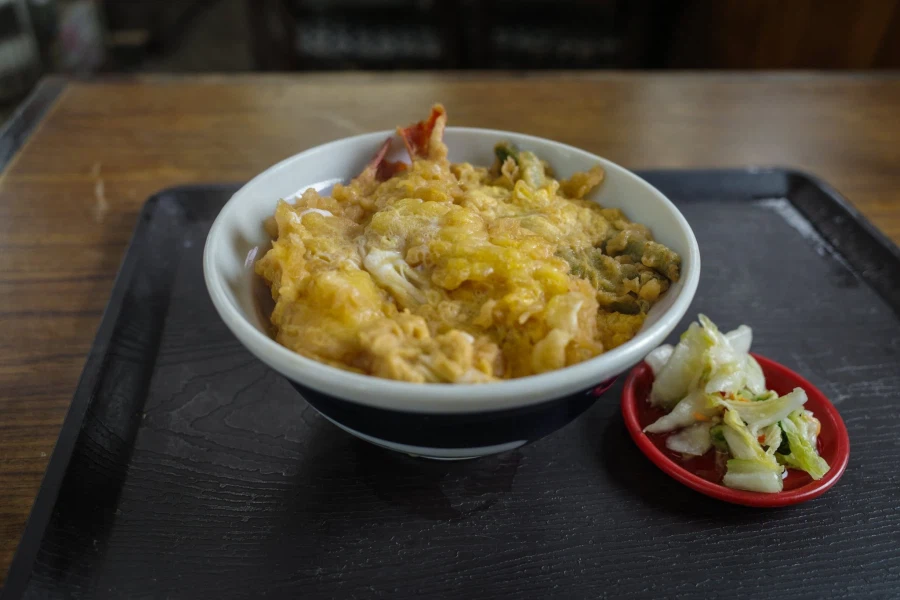 일본, 허름하고 자리 적은 식당의 텐동(튀김 덮밥) _4.webp