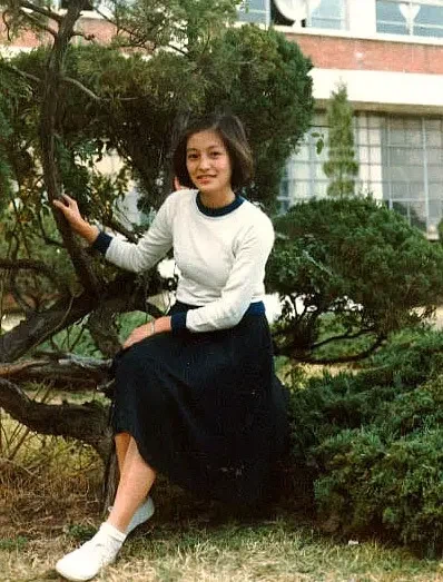 혼자 다른 세기에서 온듯한 황신혜누님_2.webp