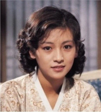 혼자 다른 세기에서 온듯한 황신혜누님_4.webp