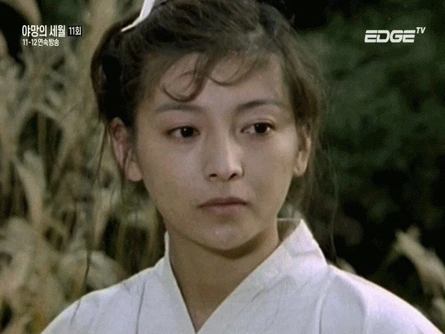 혼자 다른 세기에서 온듯한 황신혜누님_5.webp