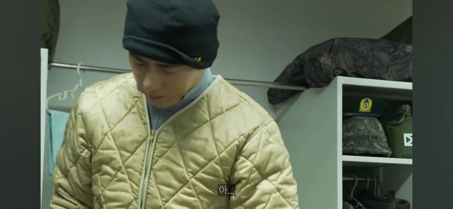 생활관 바닥에 뿌린 물을 치우는 막내_1.webp