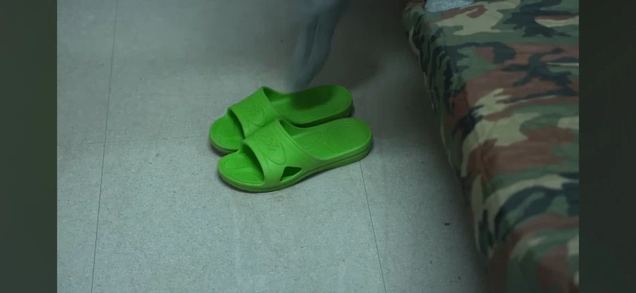 생활관 바닥에 뿌린 물을 치우는 막내_2.webp