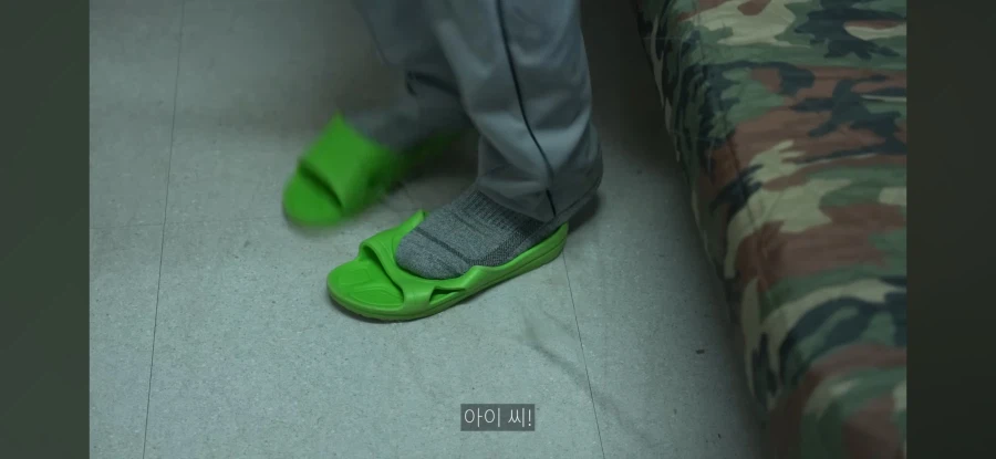 생활관 바닥에 뿌린 물을 치우는 막내_3.webp