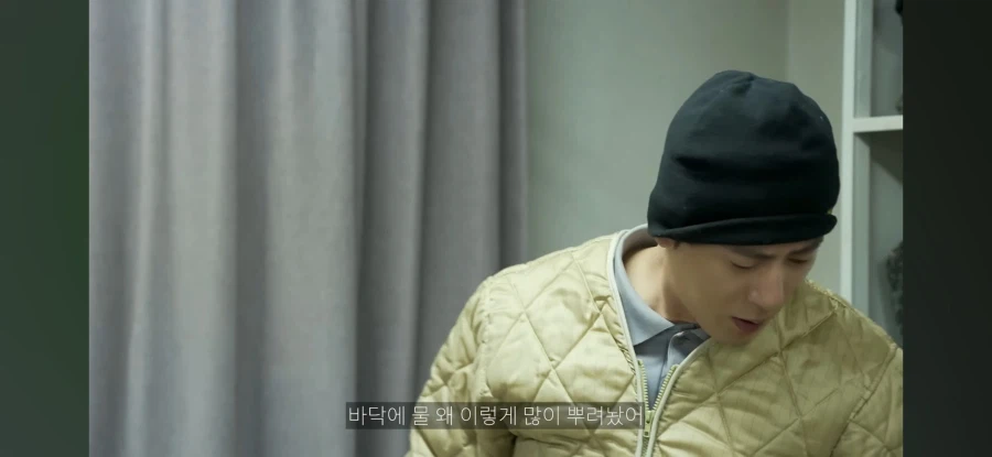 생활관 바닥에 뿌린 물을 치우는 막내_4.webp