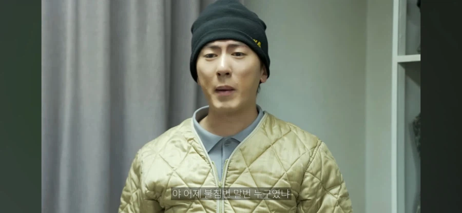 생활관 바닥에 뿌린 물을 치우는 막내_5.webp