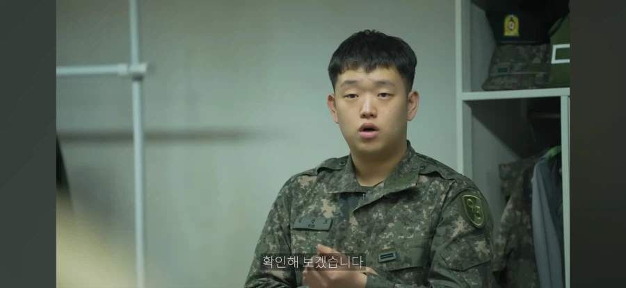 생활관 바닥에 뿌린 물을 치우는 막내_6.webp