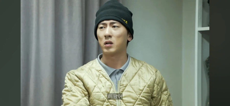 생활관 바닥에 뿌린 물을 치우는 막내_7.webp