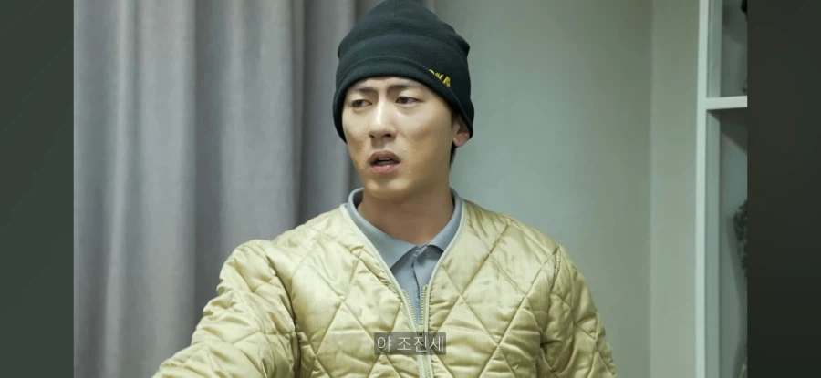 생활관 바닥에 뿌린 물을 치우는 막내_8.webp