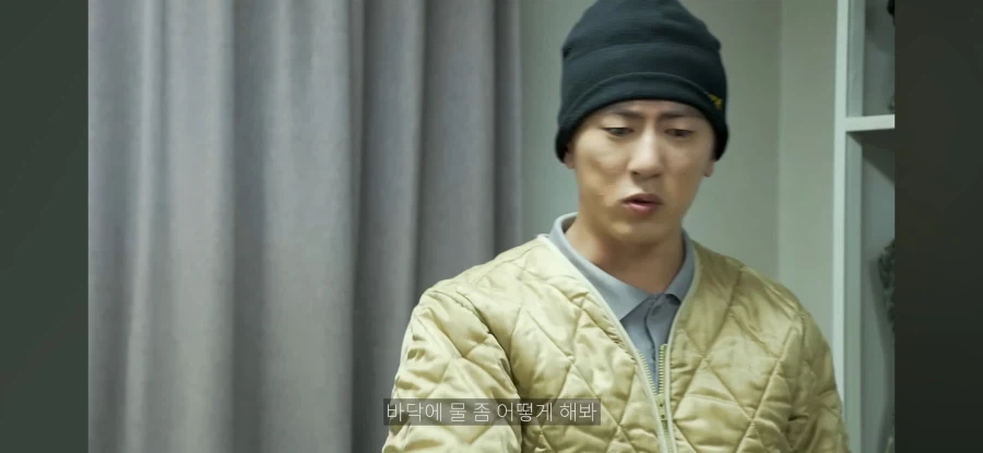 생활관 바닥에 뿌린 물을 치우는 막내_9.webp