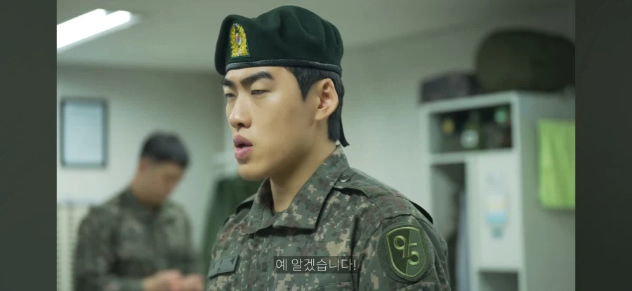 생활관 바닥에 뿌린 물을 치우는 막내_10.webp