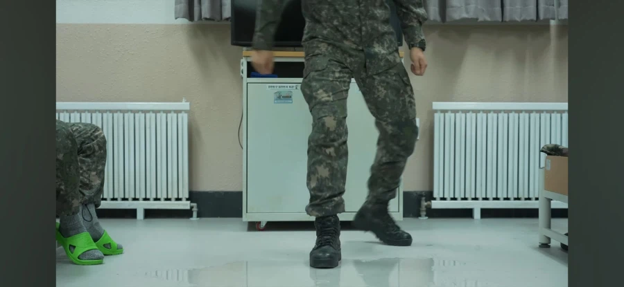 생활관 바닥에 뿌린 물을 치우는 막내_11.webp