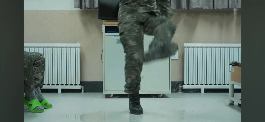 생활관 바닥에 뿌린 물을 치우는 막내_12.webp