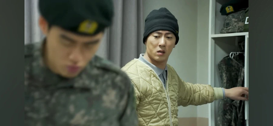 생활관 바닥에 뿌린 물을 치우는 막내_13.webp