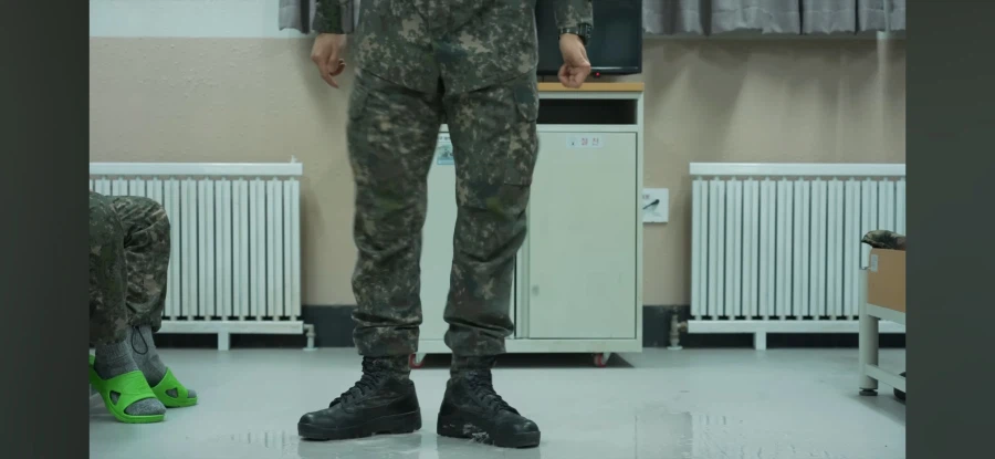 생활관 바닥에 뿌린 물을 치우는 막내_14.webp