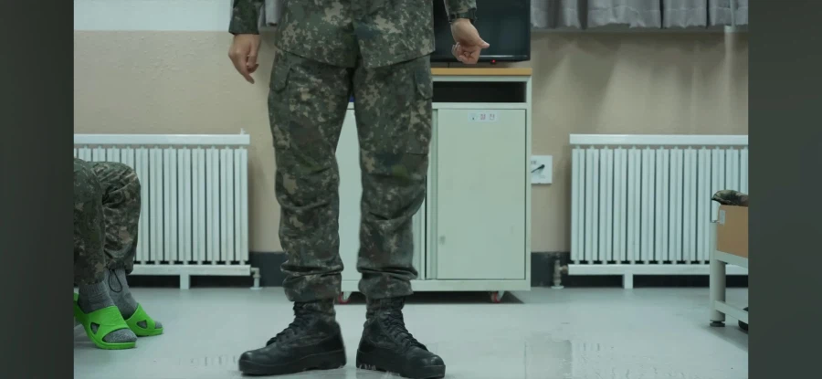 생활관 바닥에 뿌린 물을 치우는 막내_15.webp