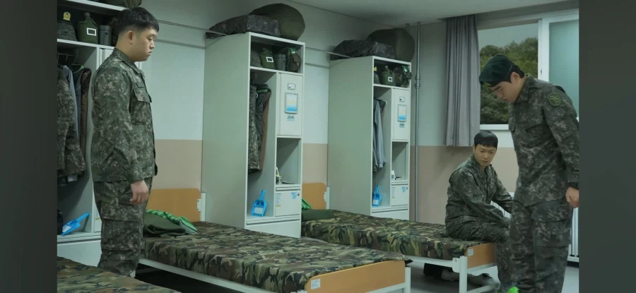 생활관 바닥에 뿌린 물을 치우는 막내_16.webp