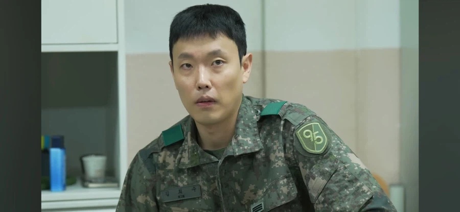 생활관 바닥에 뿌린 물을 치우는 막내_17.webp