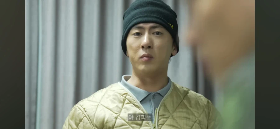 생활관 바닥에 뿌린 물을 치우는 막내_20.webp