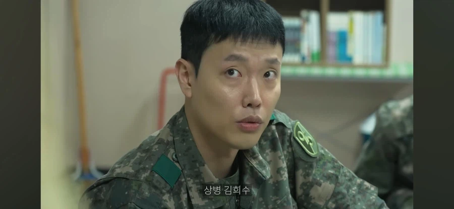 생활관 바닥에 뿌린 물을 치우는 막내_21.webp