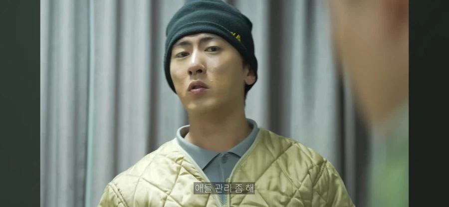 생활관 바닥에 뿌린 물을 치우는 막내_22.webp