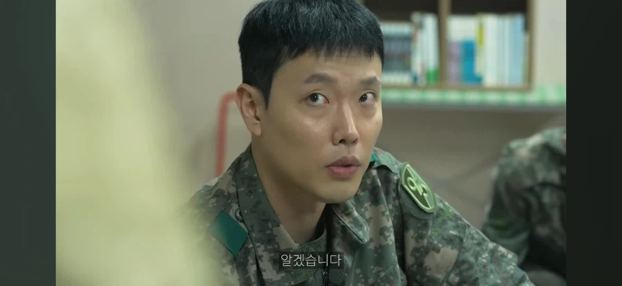 생활관 바닥에 뿌린 물을 치우는 막내_23.webp