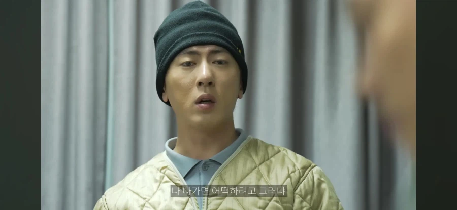 생활관 바닥에 뿌린 물을 치우는 막내_24.webp