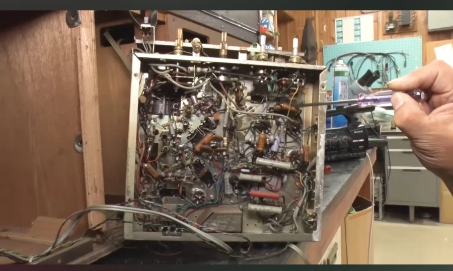 옛날 기판 보급 안됐던 시절에 만들어진 라디오.JPG_1.webp