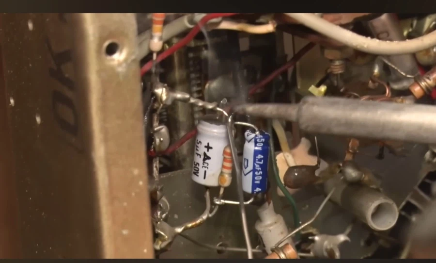 옛날 기판 보급 안됐던 시절에 만들어진 라디오.JPG_2.webp