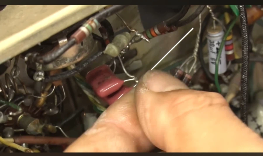 옛날 기판 보급 안됐던 시절에 만들어진 라디오.JPG_3.webp