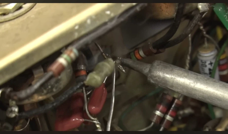 옛날 기판 보급 안됐던 시절에 만들어진 라디오.JPG_4.webp