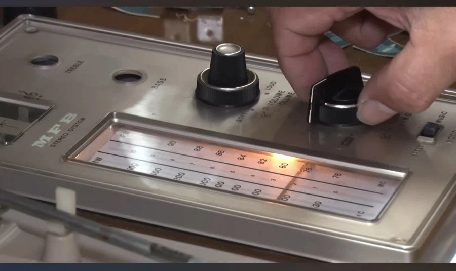 옛날 기판 보급 안됐던 시절에 만들어진 라디오.JPG_5.webp