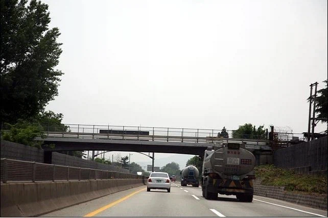 건널때마다 뛰어내리고 싶은 충동을 느끼게 한다는 위험한 다리_1.webp