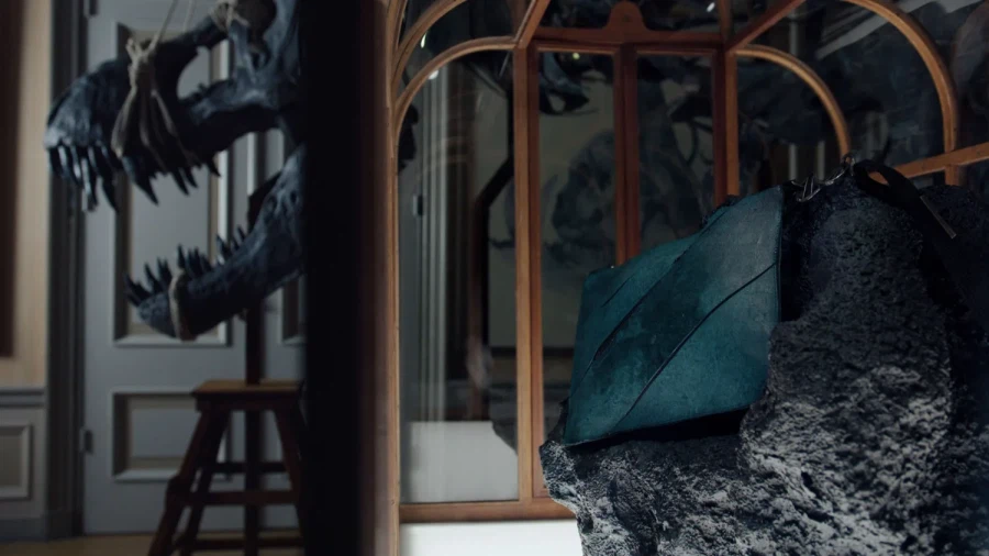 세계 최초의 티라노사우루스 가죽가방 발표_2.webp