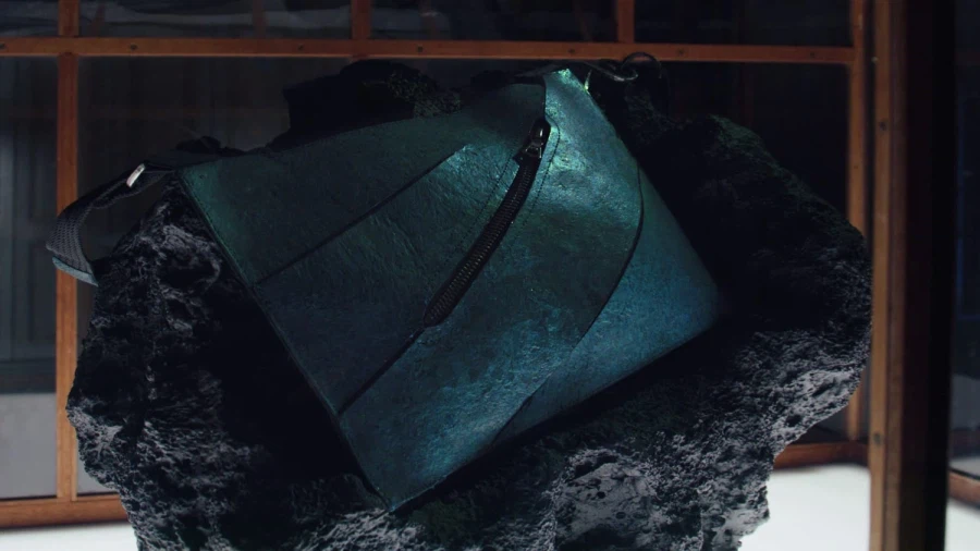 세계 최초의 티라노사우루스 가죽가방 발표_3.webp