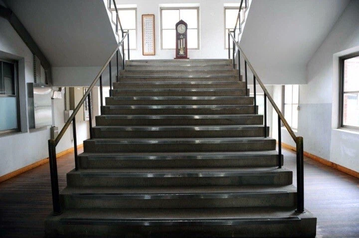 학창시절 금지 구역이었던 중앙 계단_2.webp